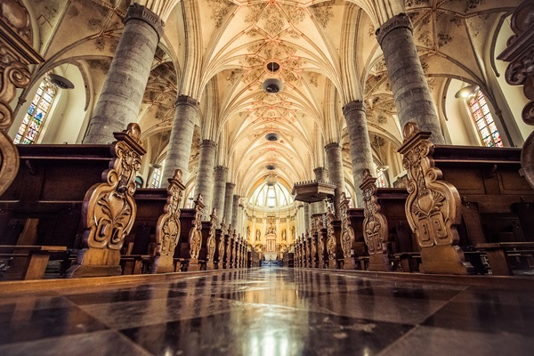 Die hölzernen Kirchenbänke und prächtigen Gewölbe der Sint-Martinuskerk in Weert
