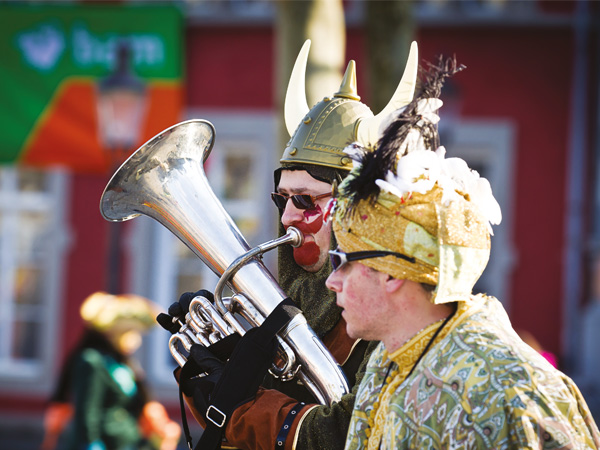 Twee mannen met carnavalskleding 