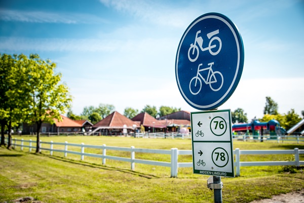 Radwegweiser mit Kreuzungsschildern in der Gemeinde Weert