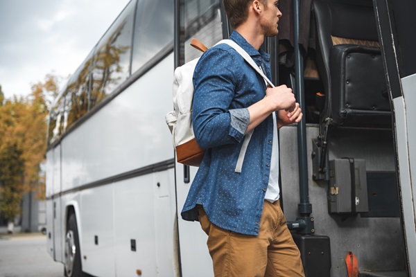 Mann besteigt Bus, der am Designer Outlet Roermond geparkt ist