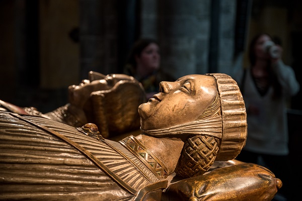 Grafbeelden van de graaf en gravin van Gelder in de Munsterkerk in Roermond