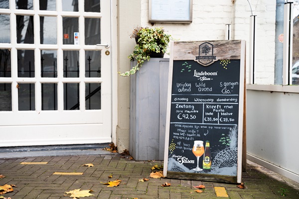 Krijtbord met daarop het dagmenu bij een restaurant in Reuver