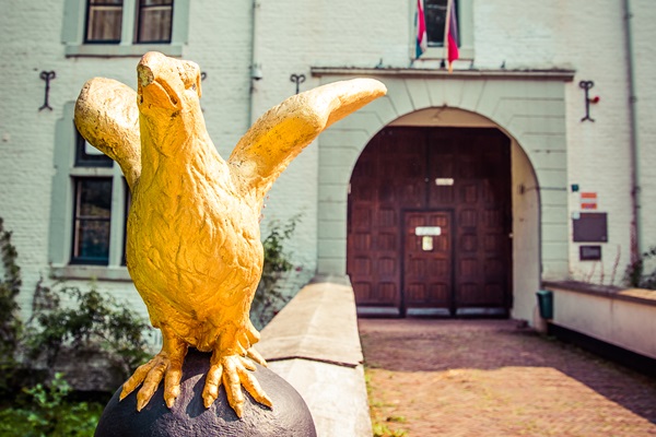 De gouden Adelaar van Kasteel de Berckt waar je langs loopt als je de Happen en Stappen route van Baarlo wandelt