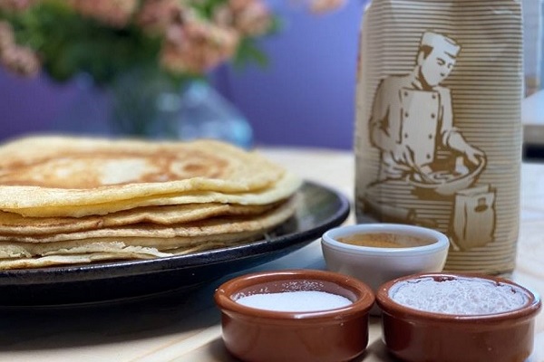 Pannenkoeken bij de Gresbuus met bakjes poedersuiker en stroop