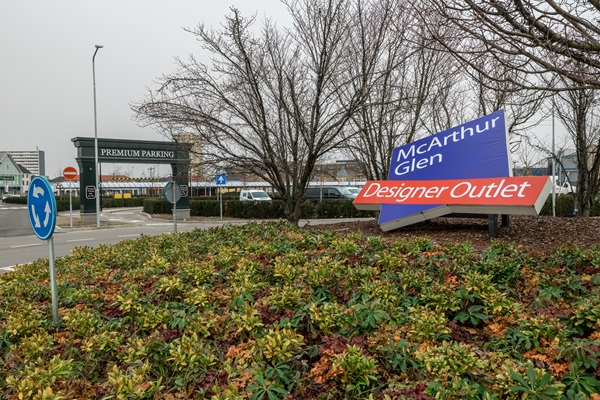 Logo van het designer Outlet Roermond op de rotonde bij de Premium Parking