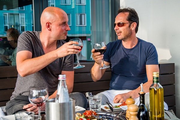 Twee mannen proosten op een terras in Heythuysen tijden Preuf Heytse