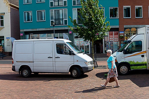 Auto's staan geparkeerd in het centrum van Heythuysen