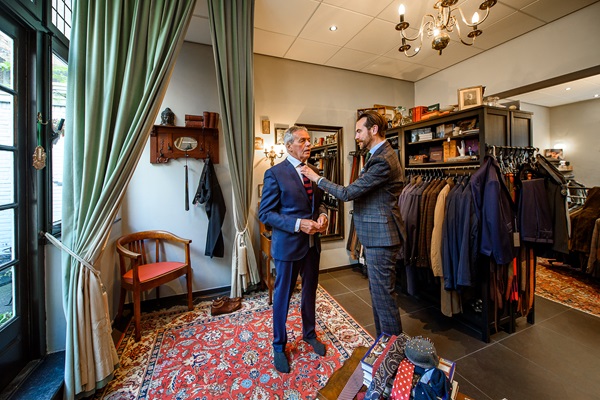 Man krijgt een kostuum aangemeten in een van de winkels in de binnenstad van Roermond