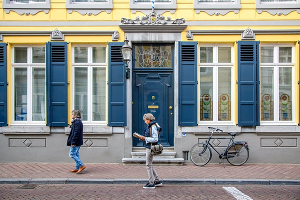 Koppel loopt langs de statige gebouwen van Roermond tijdens een stadswandeling