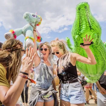 Bezoekers dansen en lachen met opblaasfiguren tijdens Solar Festival in Roermond